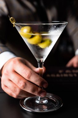 Zeytinli martini kokteyli.