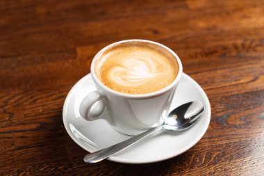 Bir bardak kapuçino, yakın çekim.