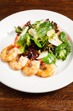 kızarmış karides salatası ile