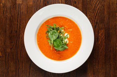 sıcak baharatlı közlenmiş kırmızı biber ve domates çorbası ile karides