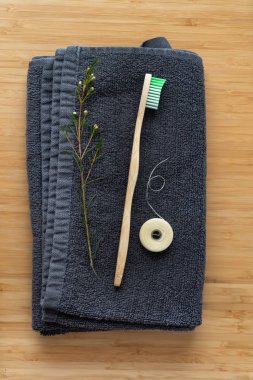 Eko doğal bambu diş fırçası ve biyolojik ipek diş ipi siyah havlu, sürdürülebilir yaşam tarzı kavramı. sıfır atık ev. banyo temel, plastik ücretsiz öğeler