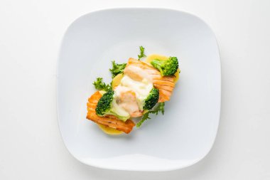 Kızarmış somon ve sebze.