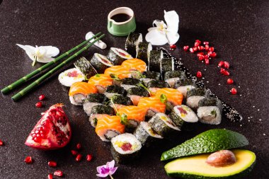 Gökkuşağı suşi somon, yılan balığı, ton balığı, avokado, Kraliyet karides, krem peynir Philadelphia, havyar tobica, chuka ile ayarlayın. Sushi Menüsü. Japon yemekleri