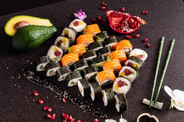 Gökkuşağı suşi somon, yılan balığı, ton balığı, avokado, Kraliyet karides, krem peynir Philadelphia, havyar tobica, chuka ile ayarlayın. Sushi Menüsü. Japon yemekleri
