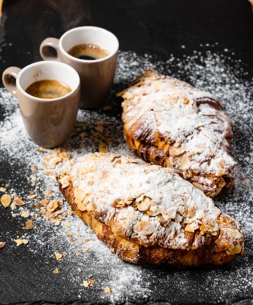 Croissants Mit Mandeln Auf Schwarzem Hintergrund — Stockfoto