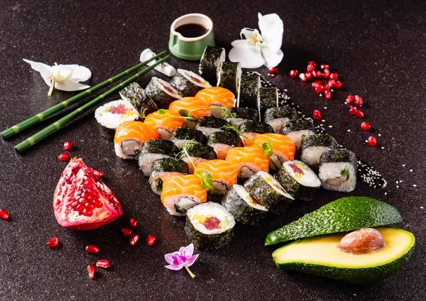 Rainbow Sushi Con Salmón Anguila Atún Aguacate Gambas Reales Queso —  Fotos de Stock