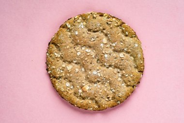 pembe arka plan üzerinde crispbread