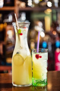 kokteyl barda, yakın çekim