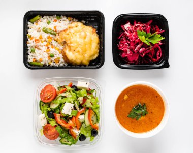 Yemek dağıtım - çorbası, salatası, pirinç ve et
