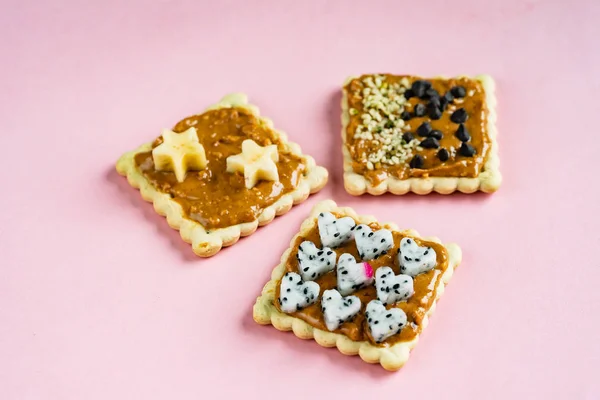 Köstliche Toasts Mit Erdnussbutter Auf Rosa Hintergrund — Stockfoto