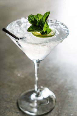 Barda alkollü bir kokteyl var.