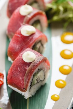 suşi orkinos ile yakın çekim