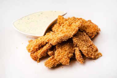 Kızarmış tavuk külçeleri beyaz arka planda izole edilmiş.