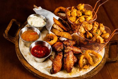 Ahşap arka planda büyük bir bira tabağı.