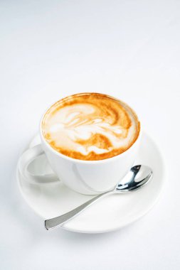 fincan kapuçino beyaz zemin üzerine