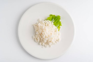 pirinç beyaz tabağında, üstten görünüm