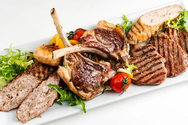 Antipasto Carne Sul Piatto Bianco — Foto Stock