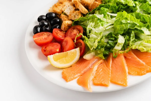 Plato Con Pescado Rojo Verduras Cerca —  Fotos de Stock