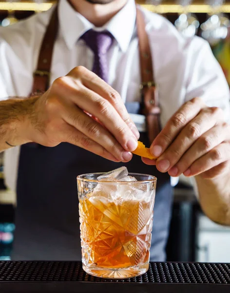 Expert Barman Making Cocktail Night Club — Stock Photo, Image