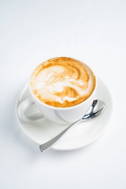 fincan kapuçino beyaz zemin üzerine