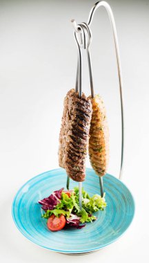 Şiş kebap bir sopa üzerinde