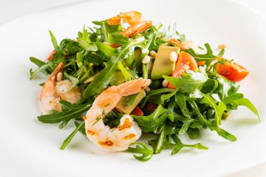 Karidesli salata, roket salatası ve kiraz domatesli