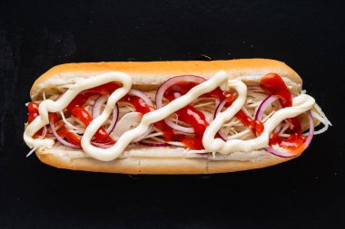 Siyah arka planda sosisli sandviç.