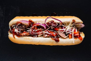 Siyah arka planda sosisli sandviç.