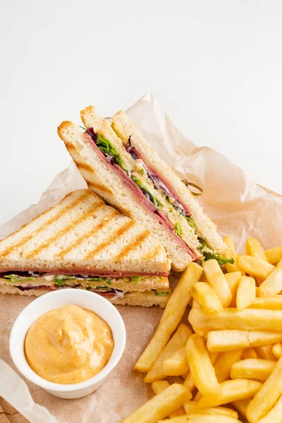 Club Sandwich Cheese Pickled Cucmber Tomato Smoked Meat 프랑스 산양과 — 스톡 사진