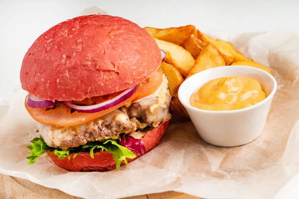 Kızarmış Patates Soslu Kırmızı Burger — Stok fotoğraf