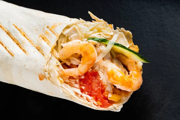 Fajita Wrap Sanduíche Fundo Preto — Fotografia de Stock