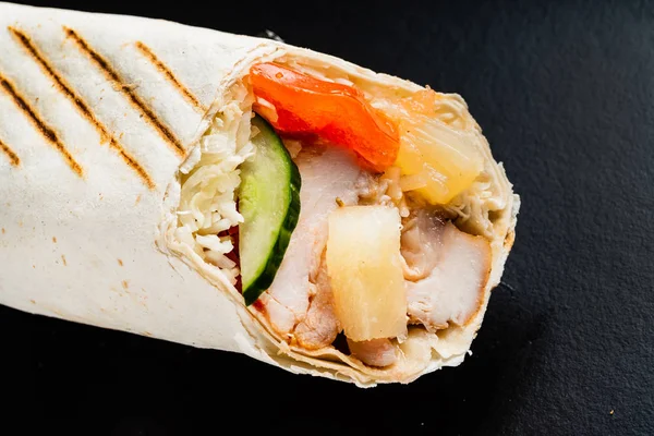 Fajita Wrap Sanduíche Fundo Preto — Fotografia de Stock