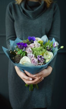 kadın elinde güzel buket 