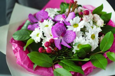 kadın elinde güzel buket 