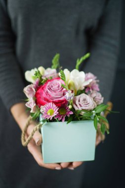 kadın elinde güzel buket 