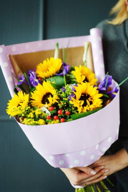 kadın elinde güzel buket 