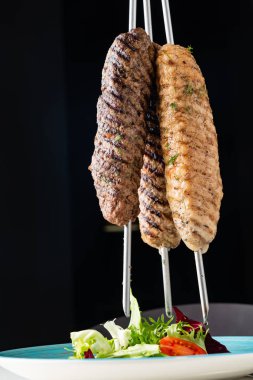 Şiş kebap, bir sopa üzerinde kapat