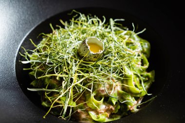 makarna ıspanak, pırasa ve Bıldırcın yumurta