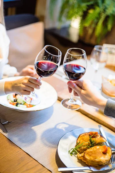 Mann Und Frau Trinken Rotwein Restaurant — Stockfoto