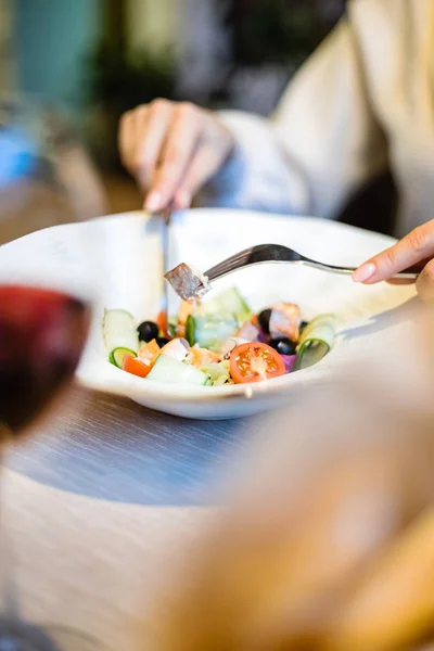 Mujer Comiendo Ensalada Griega Verde Sana — Foto de Stock