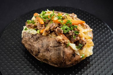 Siyah arka planda fırında patates