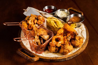 bira tabakası ahşap arka planda