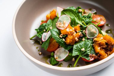 Ispanak ve kavrulmuş kabak salatası