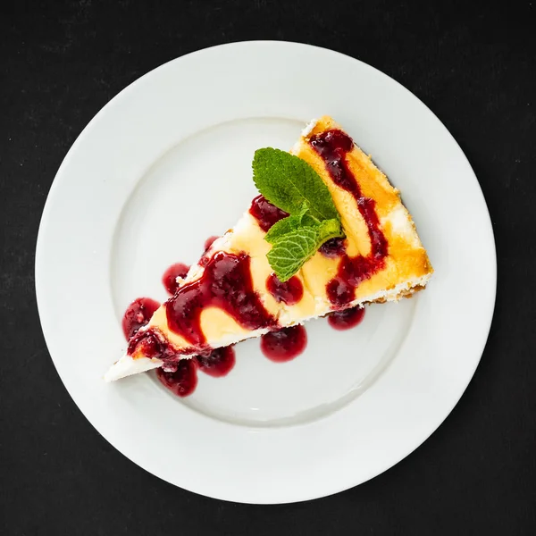 乳酪蛋糕与莓果汁 — 图库照片