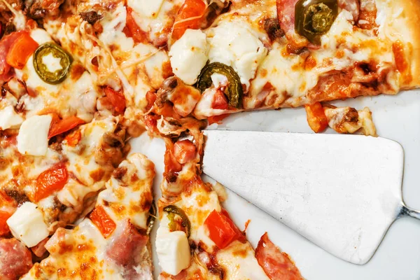 Pizza Sullo Sfondo Verde — Foto Stock