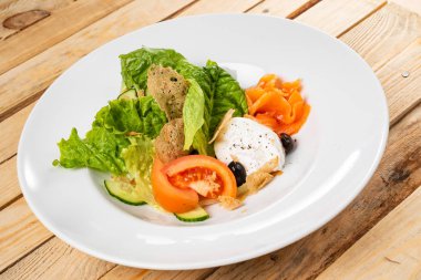 mozzarella ve somon salatası, ahşap arka plan.