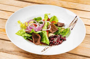 sığır etli salata, kırmızı fasulye, biber ve kırmızı soğanlı