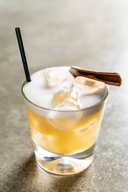 Barda alkollü bir kokteyl var.