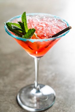 Barda alkollü bir kokteyl var.