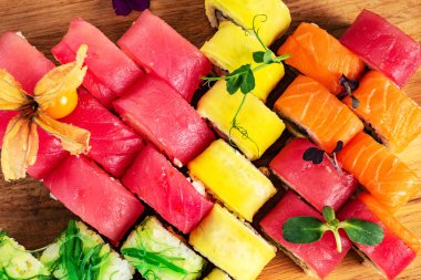 Somon, yılan balığı, ton balığı, avokado, kraliyet karidesi, Philadelphia krem peyniri, havyar tobika, chuka. Suşi menüsü. Japon yemeği.